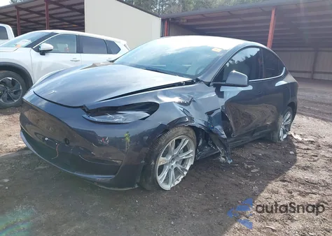 2024 Tesla Model Y Long Range Dual Motor All-Wheel Drive z USA, uszkodzony, nr VIN 7SAYGDEE2RA232074